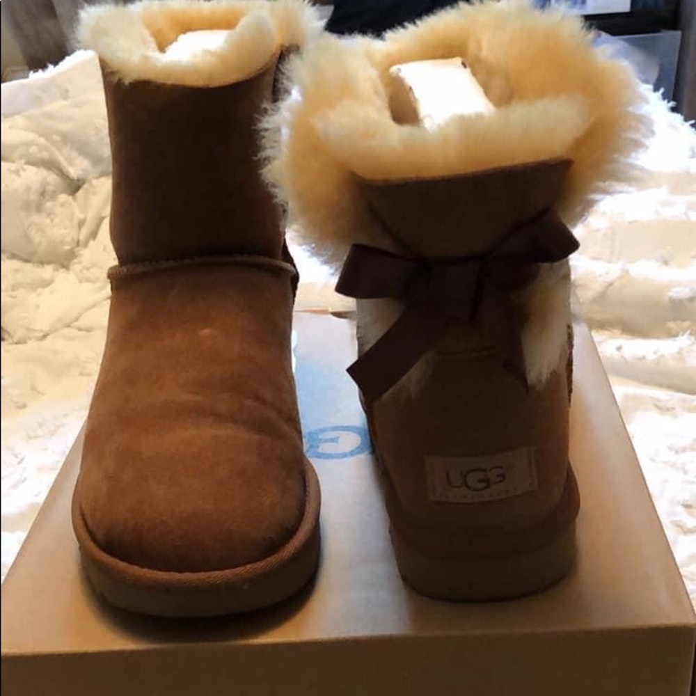 Size 8 Bailey bow uggs